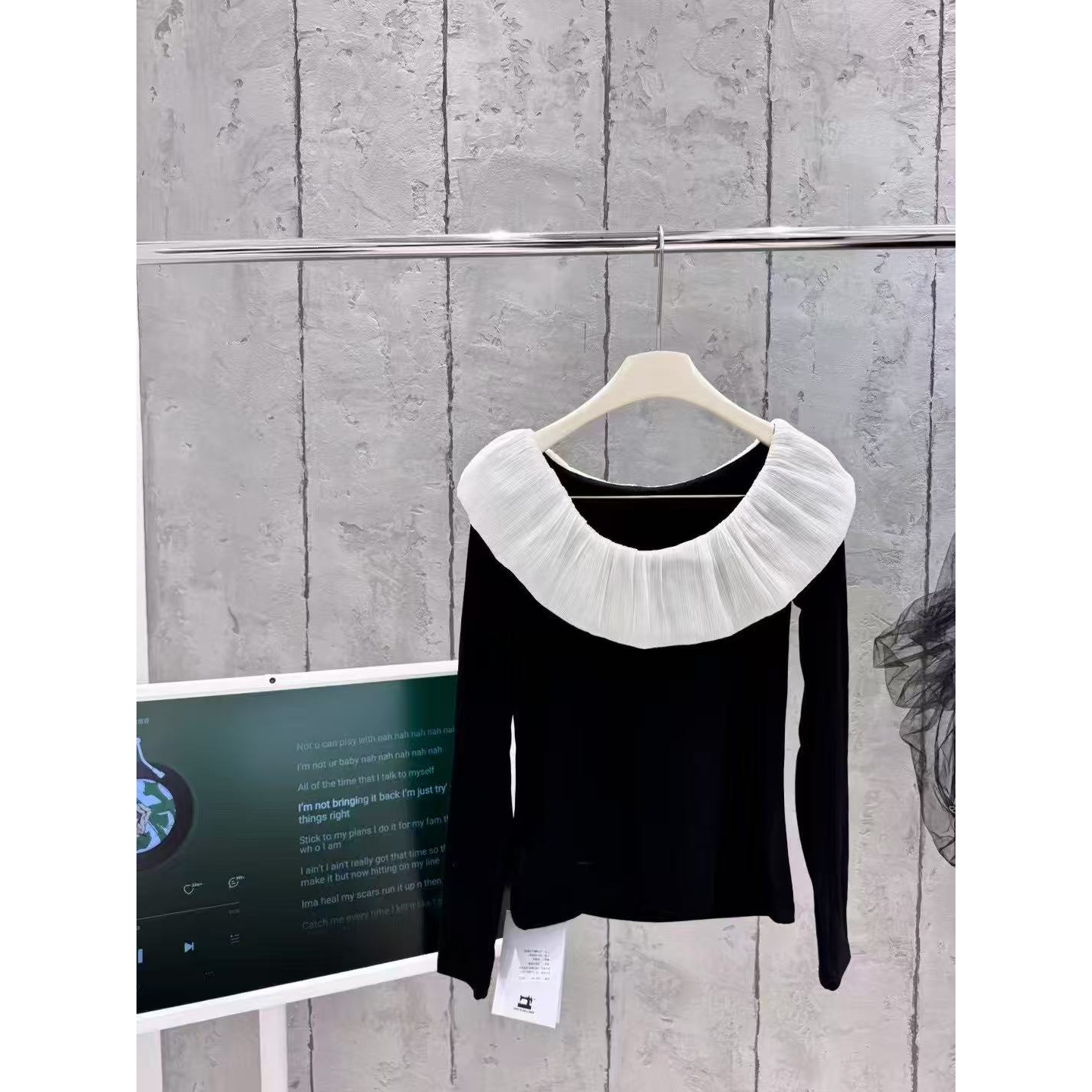黑色设计感荷叶边一字肩上衣女2025春季新款温柔气质修身显瘦T恤