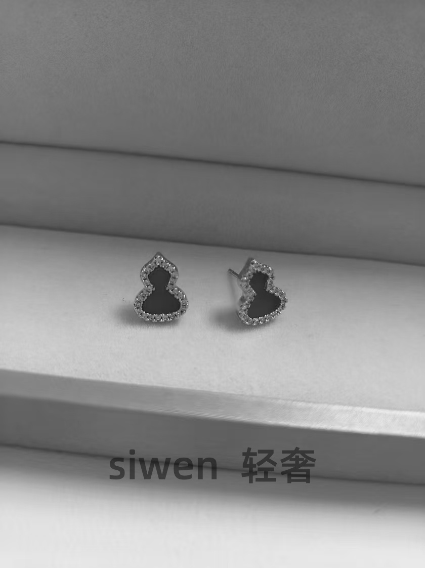 合金耳饰 高板葫芦耳钉时尚轻奢。