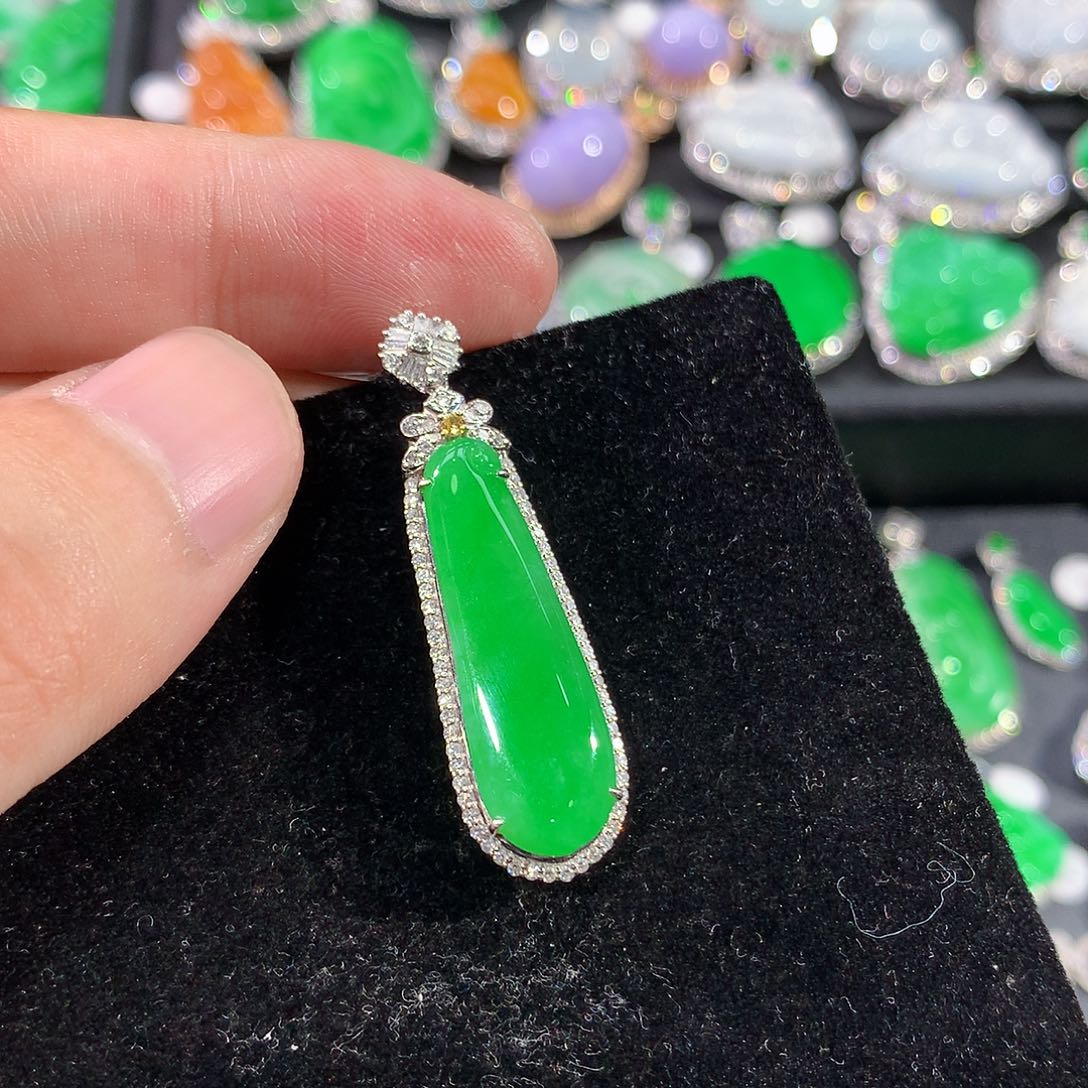 翡翠18K金镶嵌颈饰