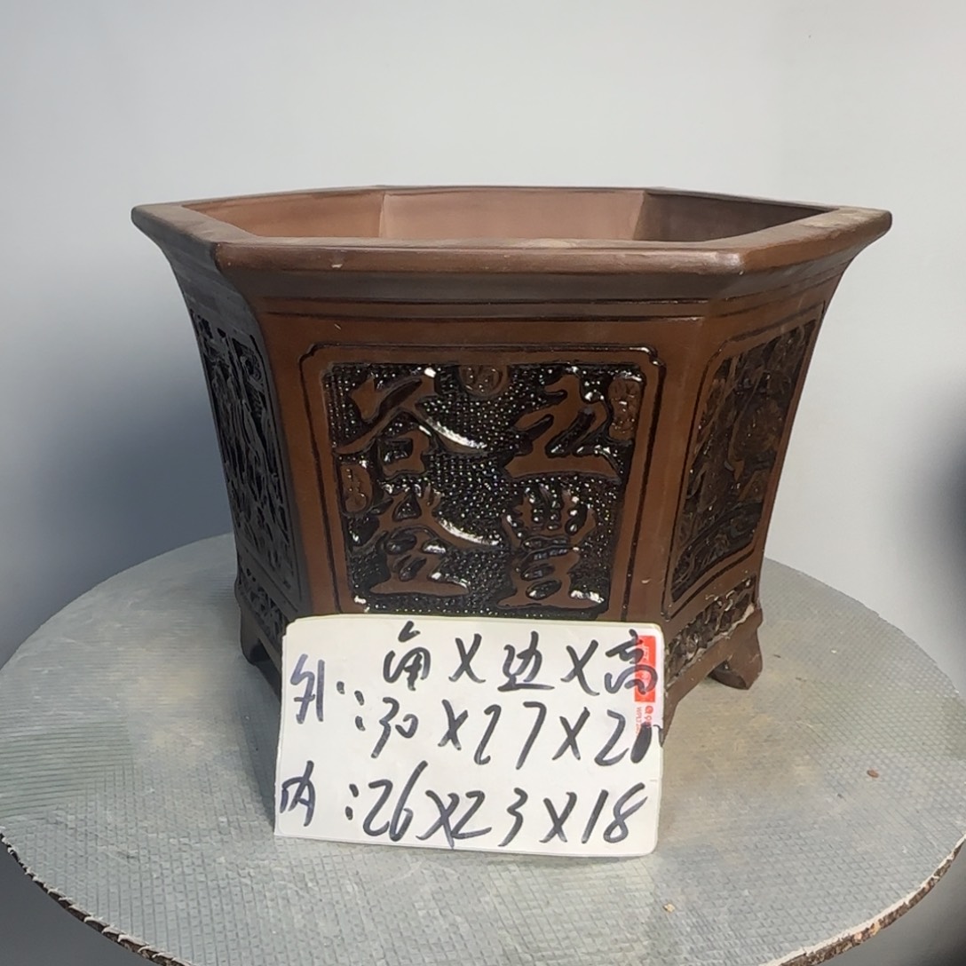 花盆有1厘米左右尺寸差距，有色差