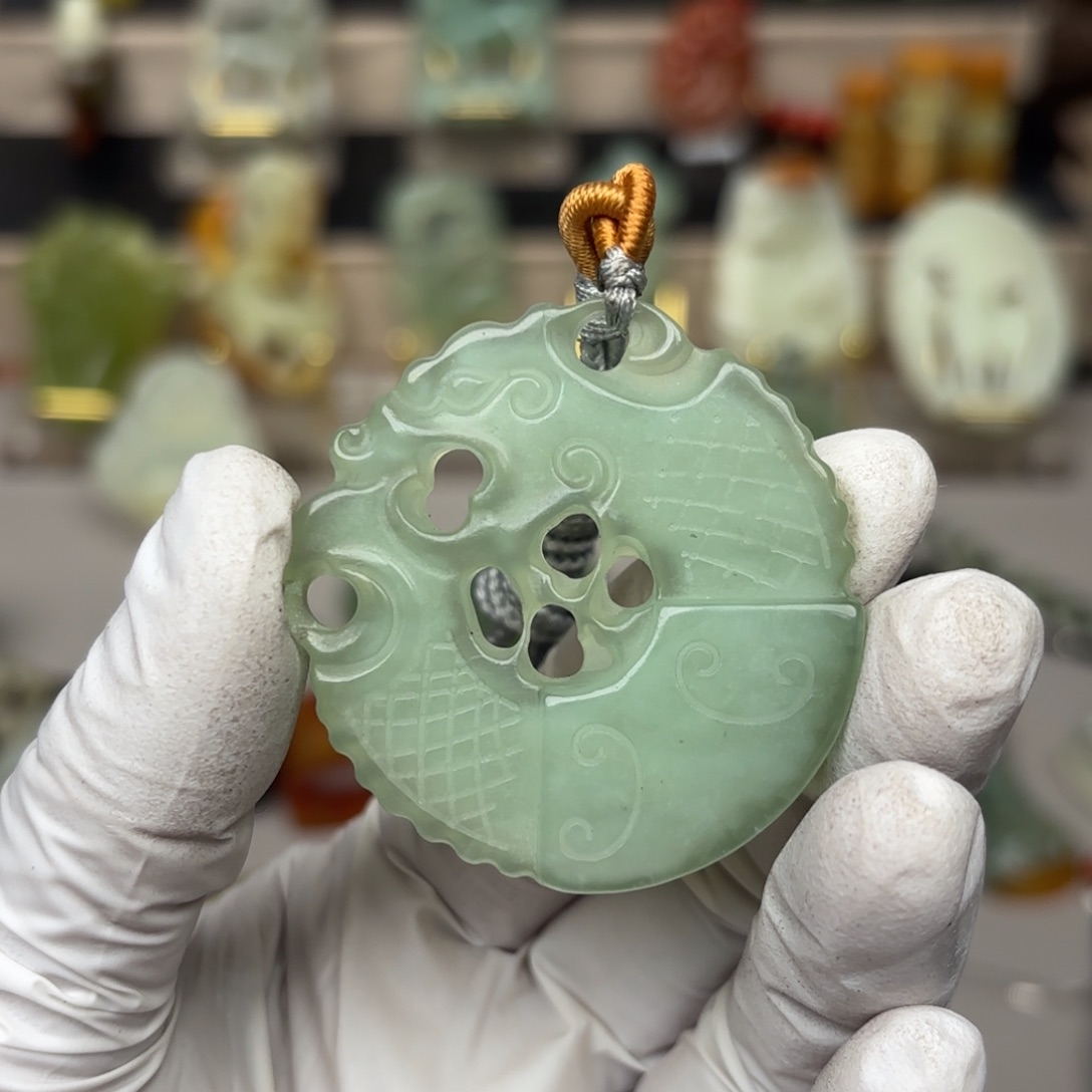 蛇纹石玉颈饰未镶嵌