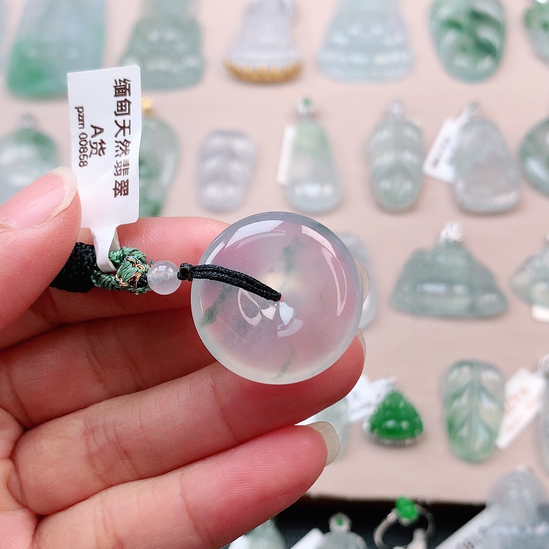 翡翠颈饰未镶嵌平安扣