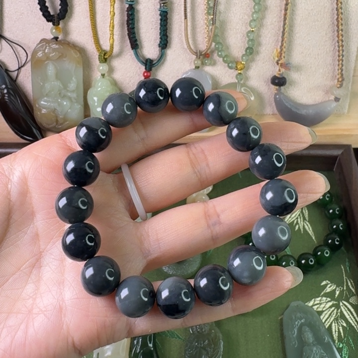 透闪石质玉未镶嵌颈饰