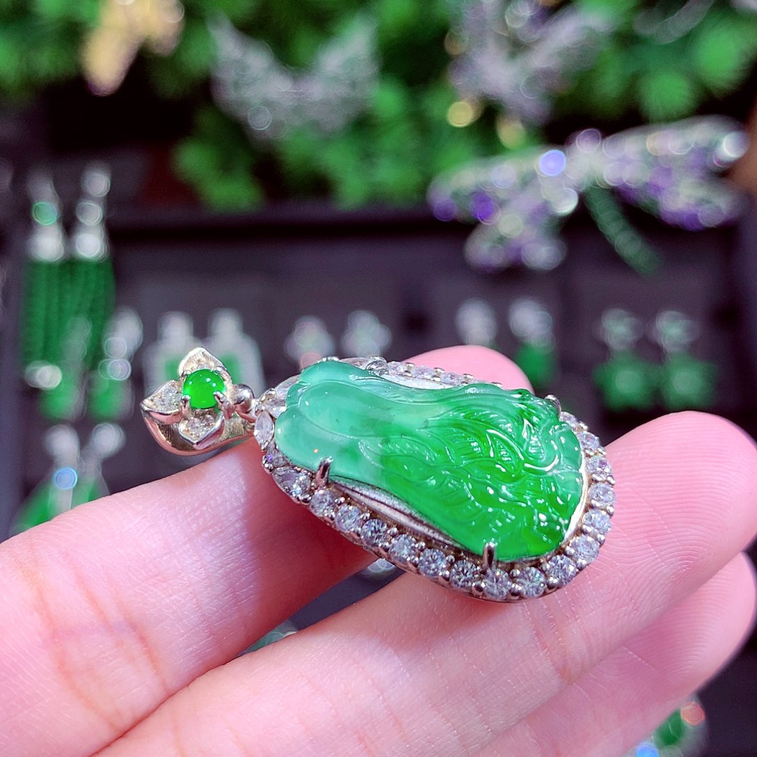 颈饰未镶嵌翡翠天然