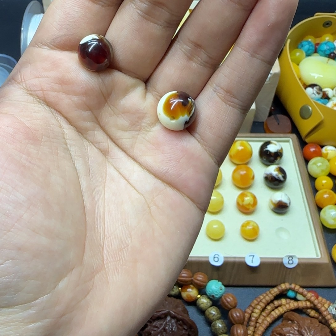 一***色琥珀未镶嵌裸石..