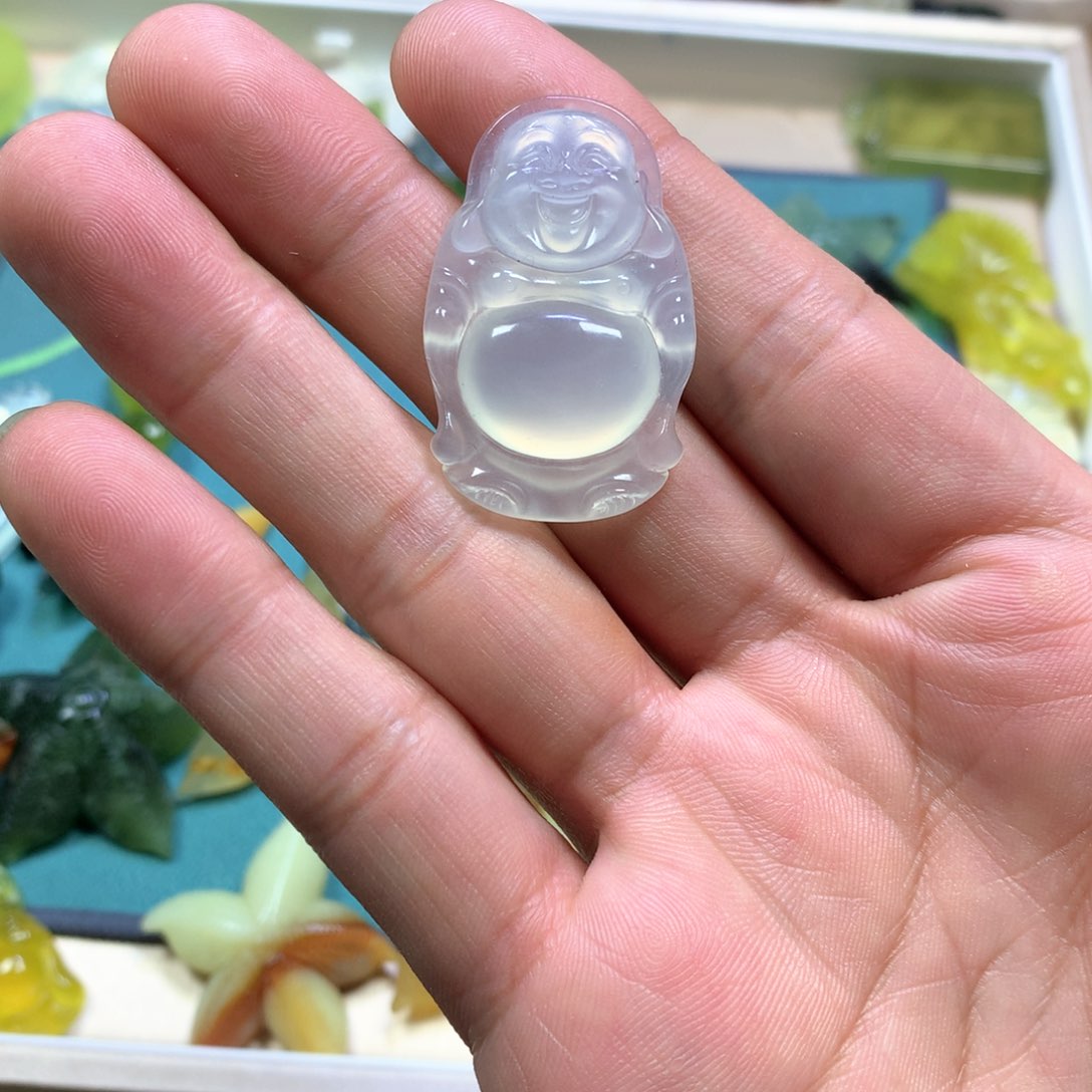 岫玉颈饰未镶嵌站佛