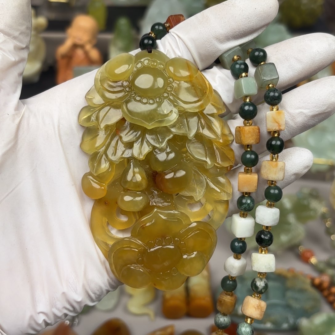 蛇纹石玉颈饰未镶嵌