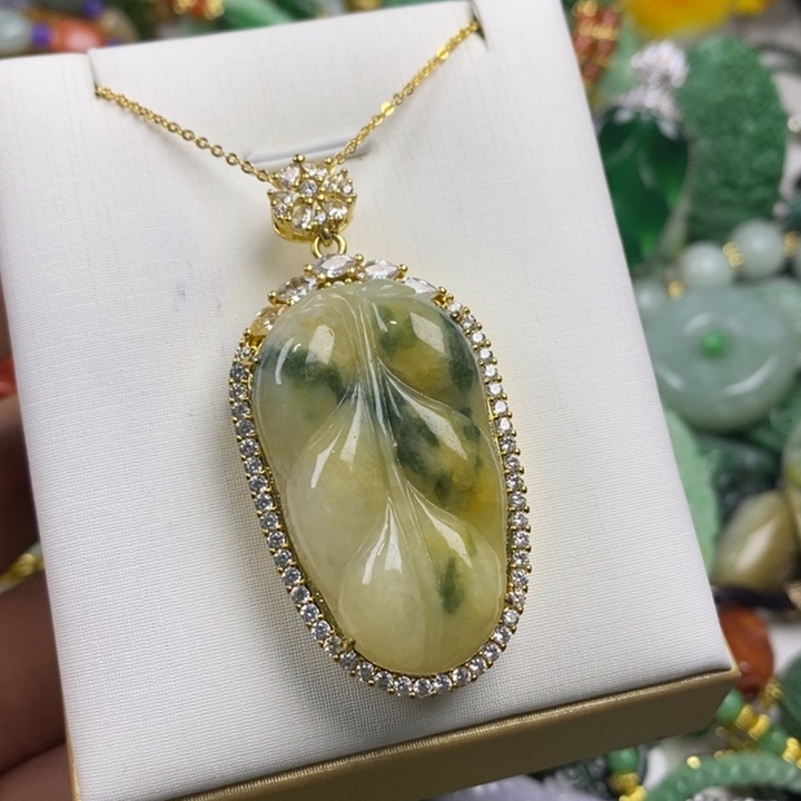 翡翠未镶嵌吊坠(赠链)