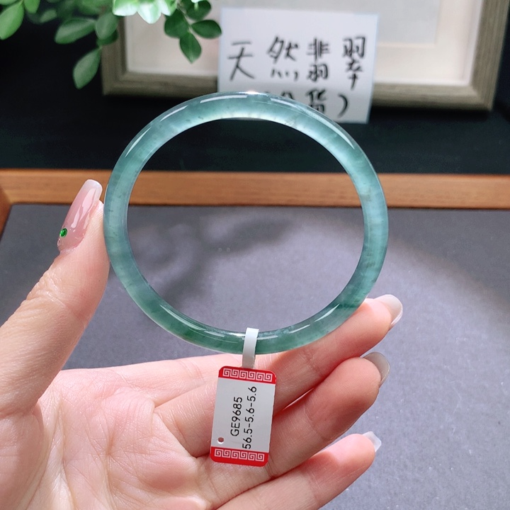 翡翠手镯未镶嵌天然翡翠手镯