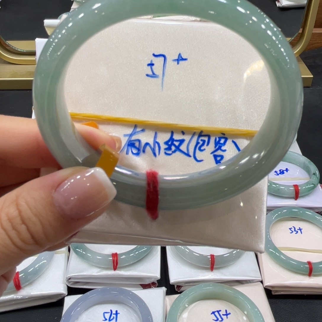 翡翠手镯未镶嵌翡翠