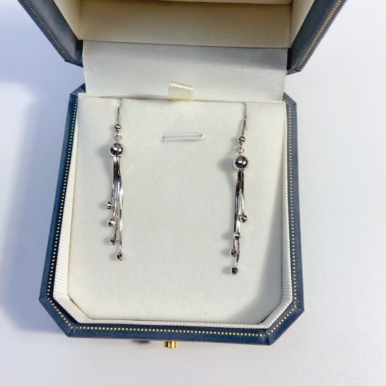 Pt950铂金光珠蛇骨耳钩4.09克气质时尚