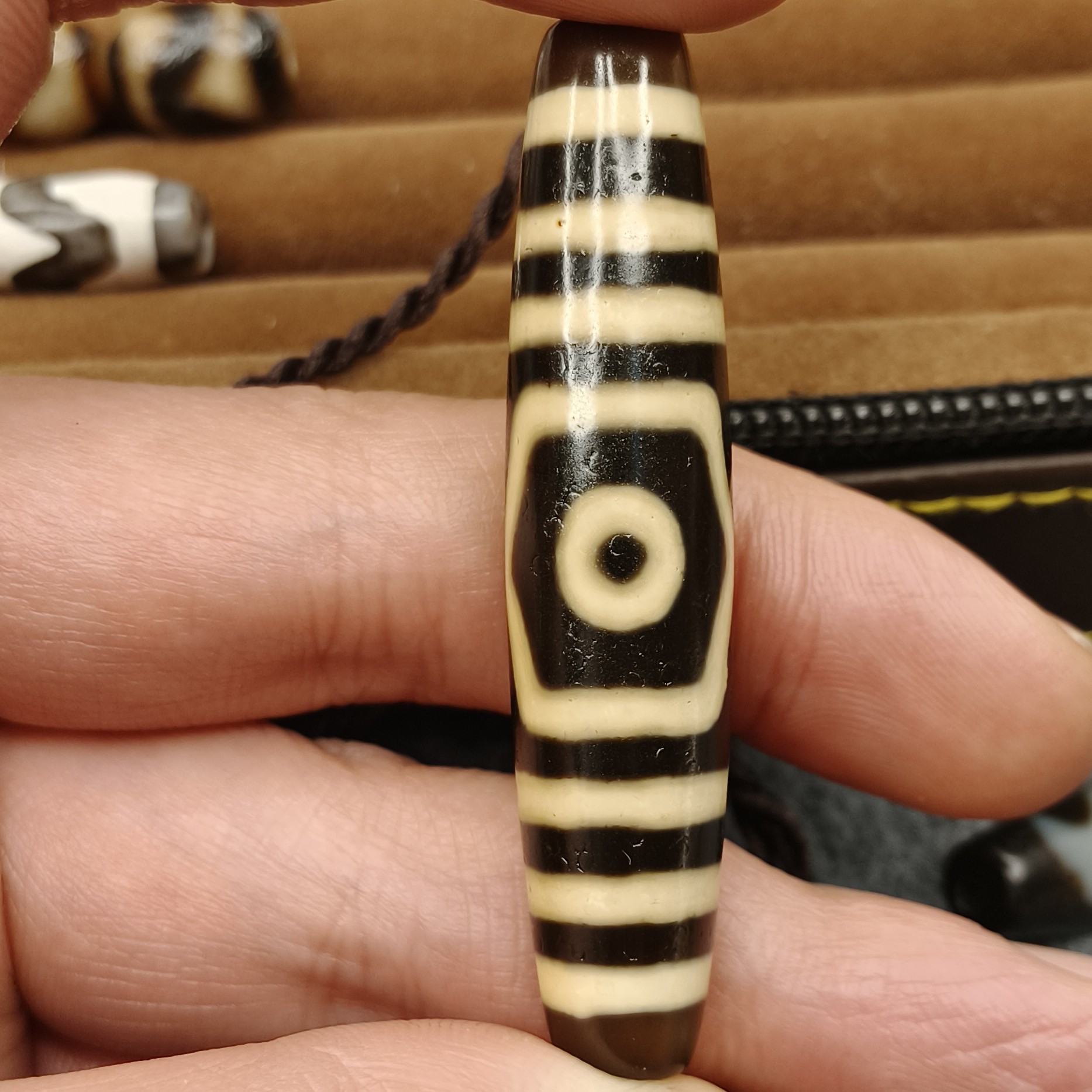 牙黄宝盖三眼玛瑙珠