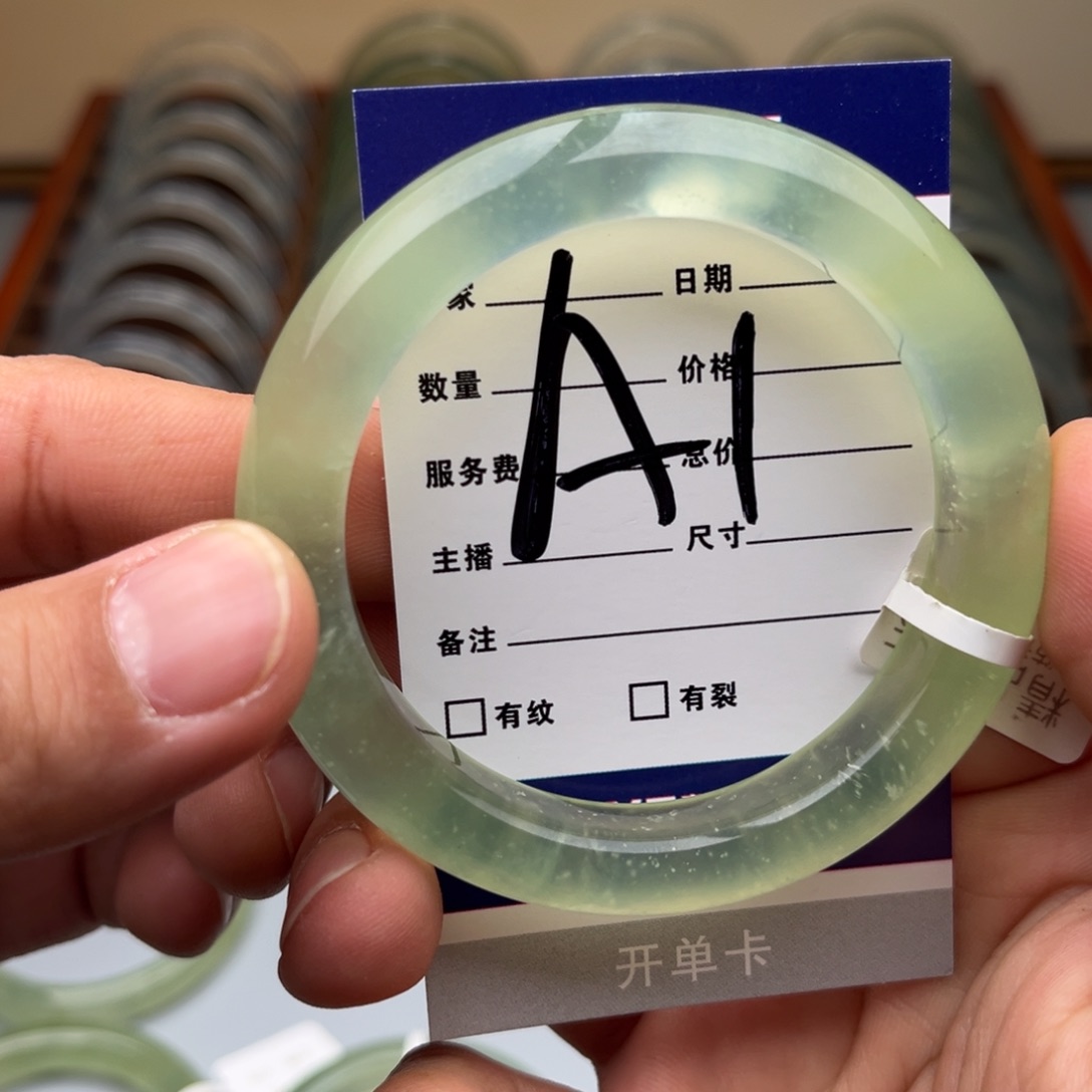 蛇纹石玉手镯未镶嵌今***吗