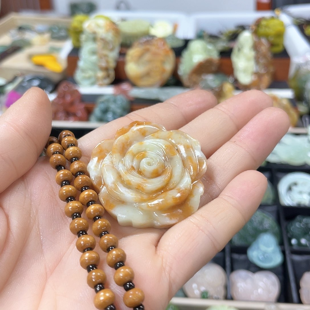 蛇纹石玉颈饰未镶嵌