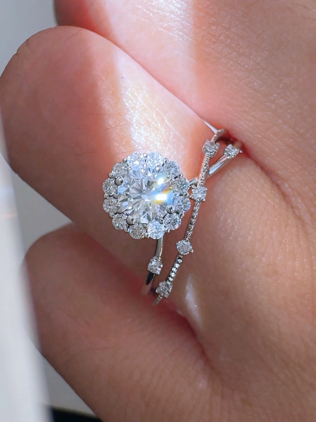 主石GIA证书0.30克拉D VS2圆形钻石戒指