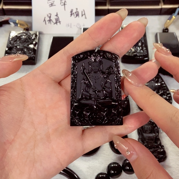 伟***仔颈饰未镶嵌翡翠翡翠