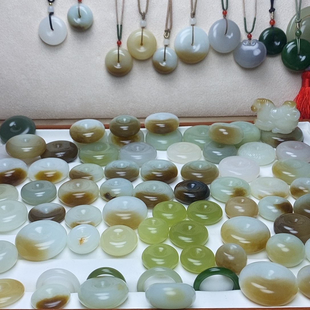 和田玉颈饰未镶嵌不**见