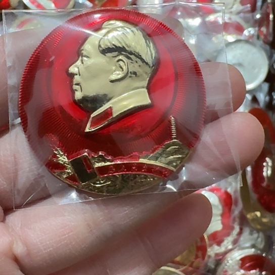 凡***就其他普通金属圆形红色人物像章