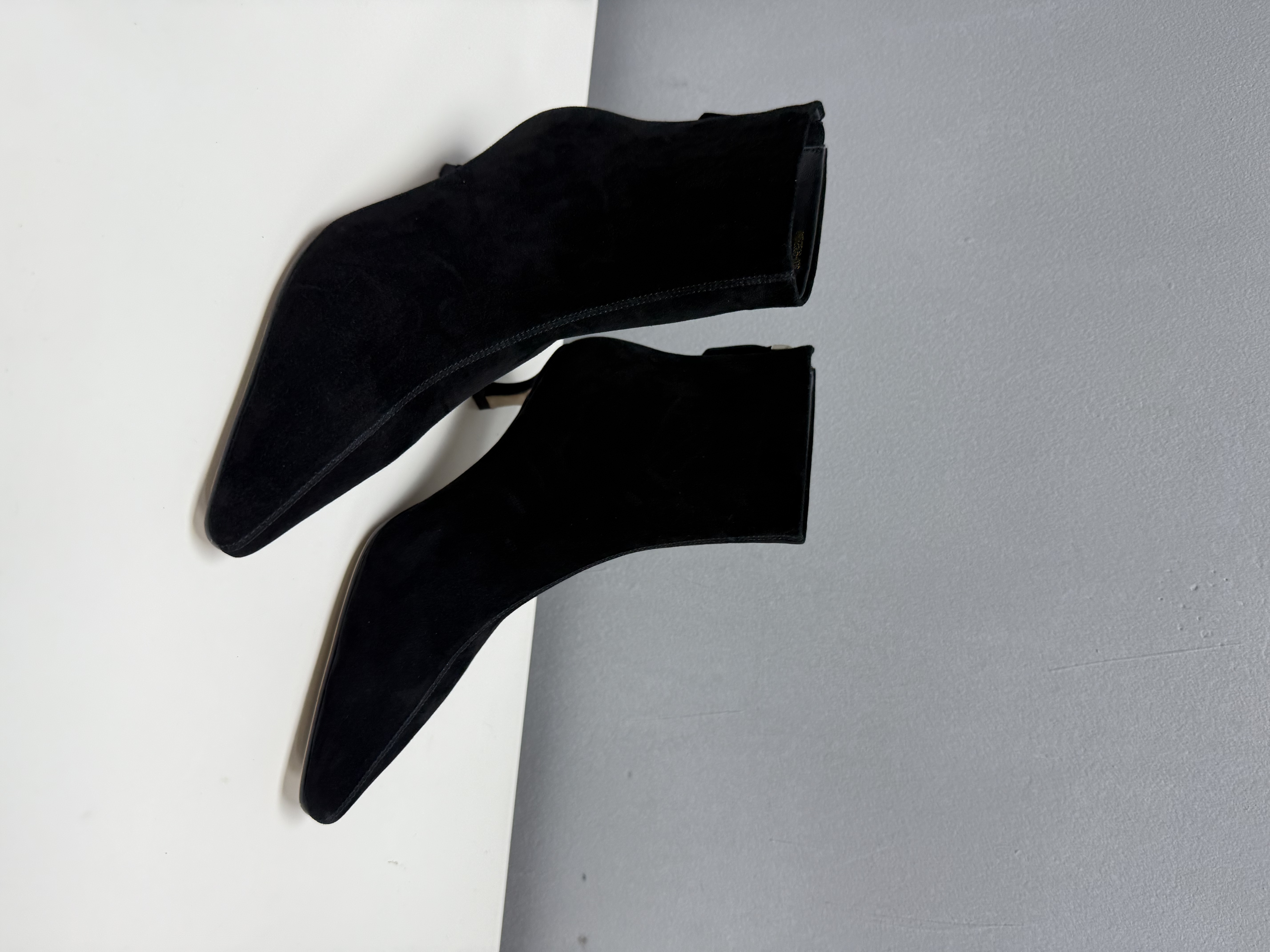 2025年秋冬新款中跟细跟拉链尖头极简风韩版短靴高跟职场休闲风