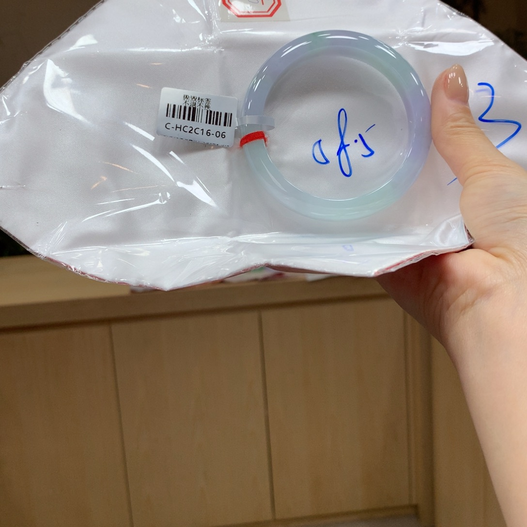 翡翠手镯未镶嵌不退不换