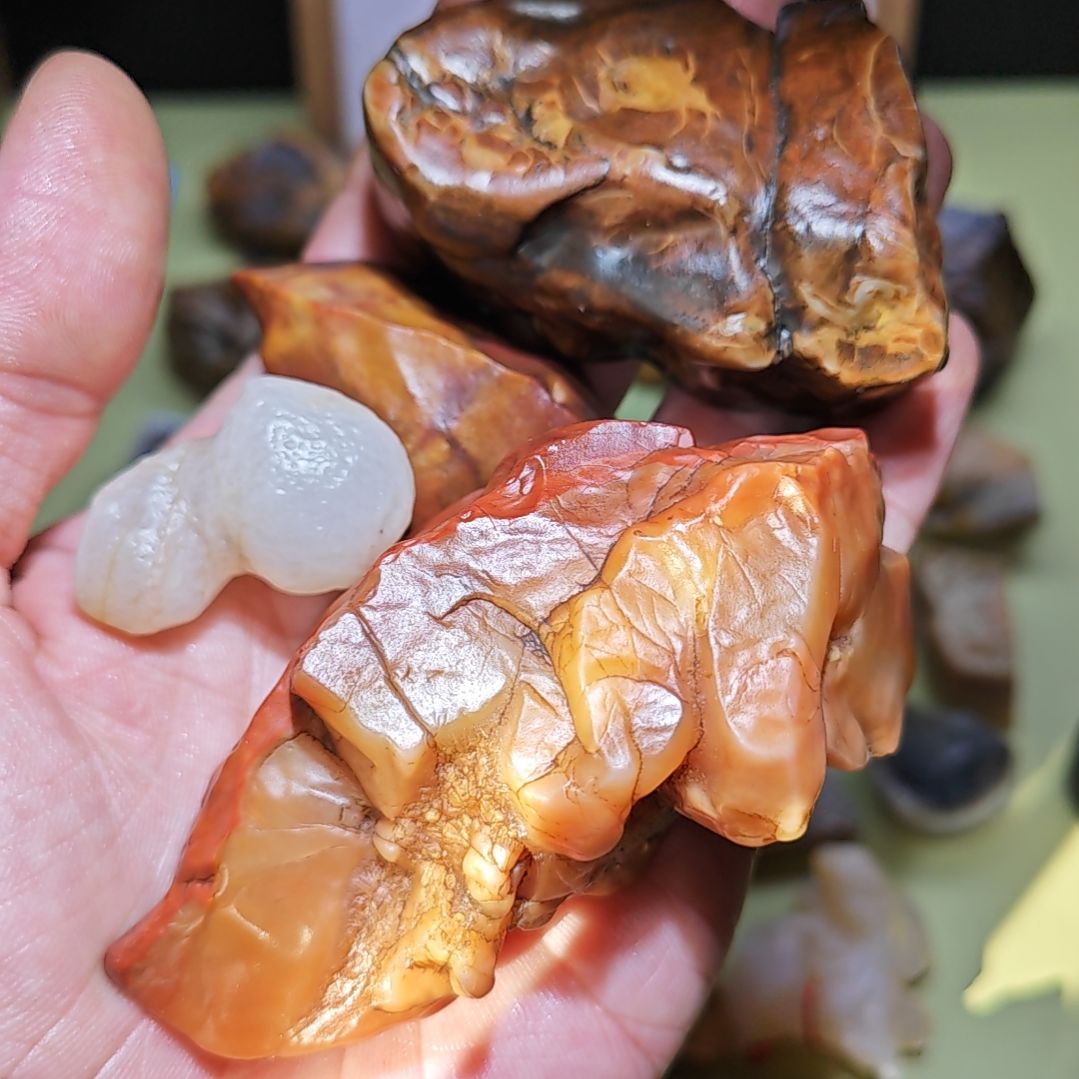 追***月石材戈壁石手把件摆件