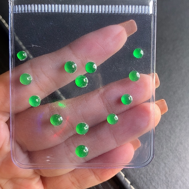 翡翠裸石一手绿蛋