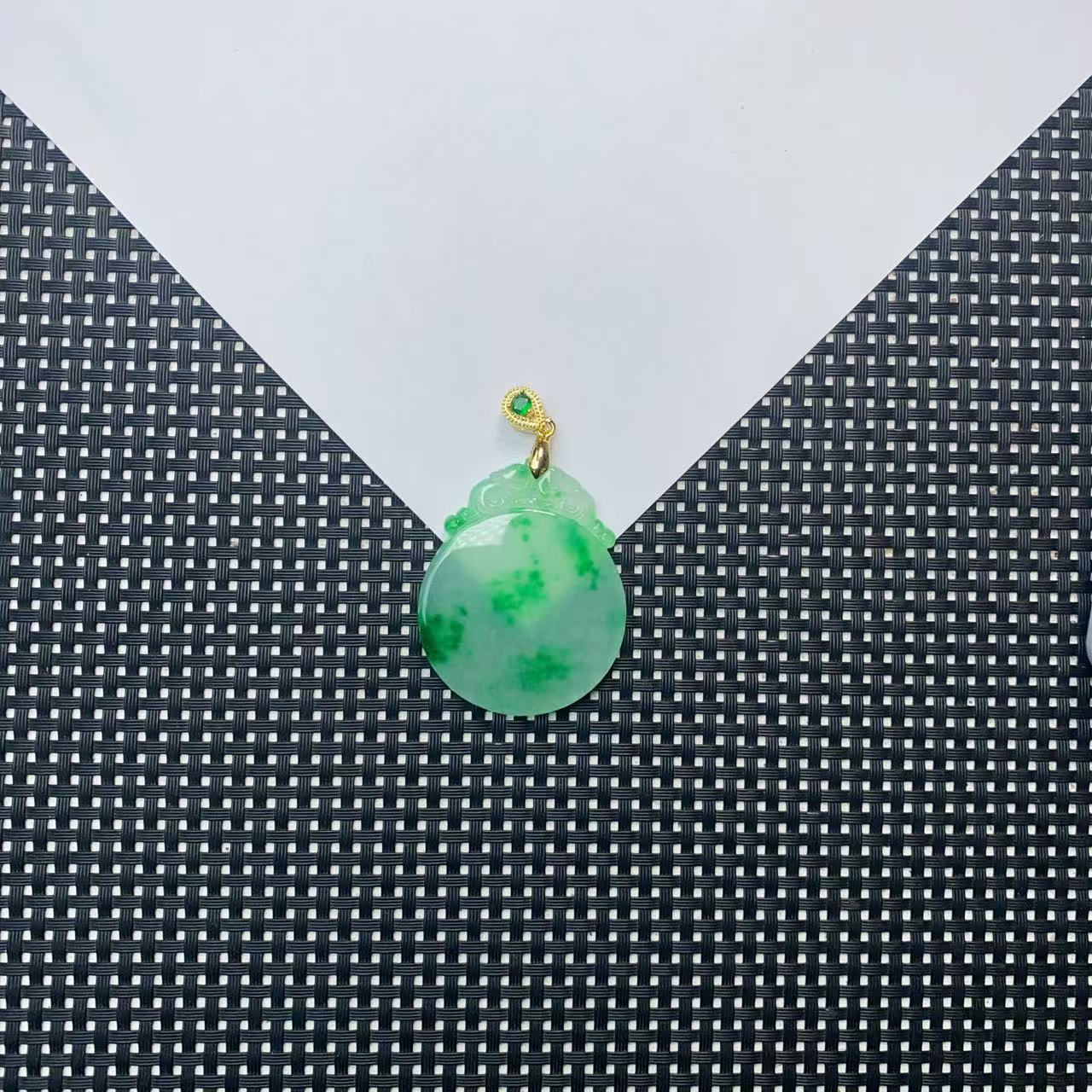 A986果绿花色圆牌吊坠