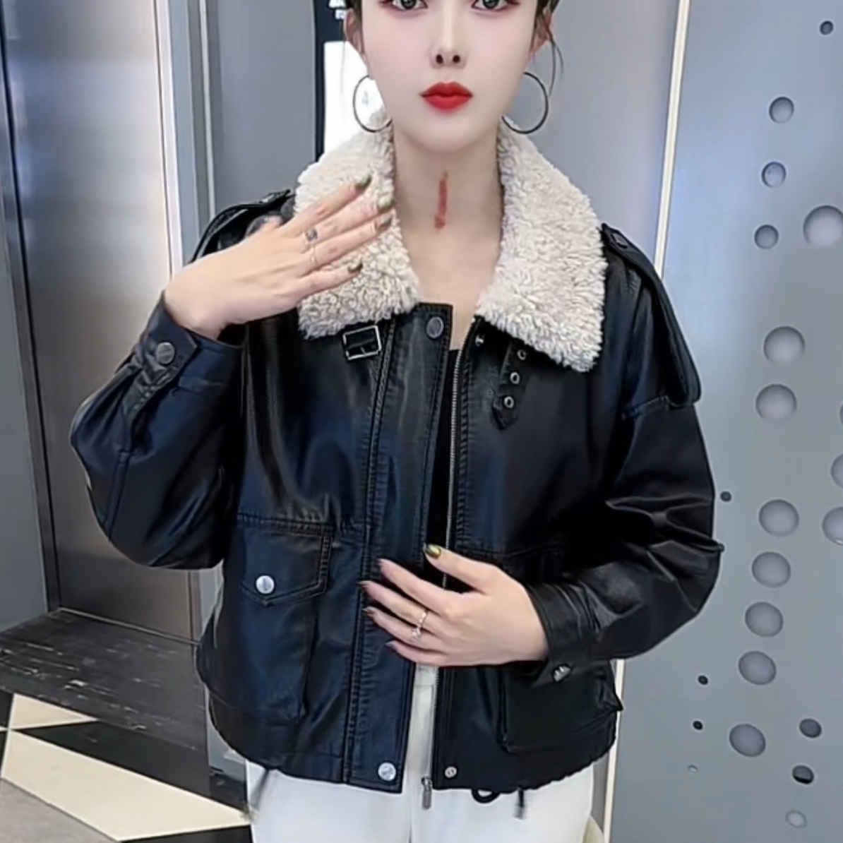 洋气女款网红毛毛领黑色翻领秋冬季宽松百搭短款加绒外套加厚休闲