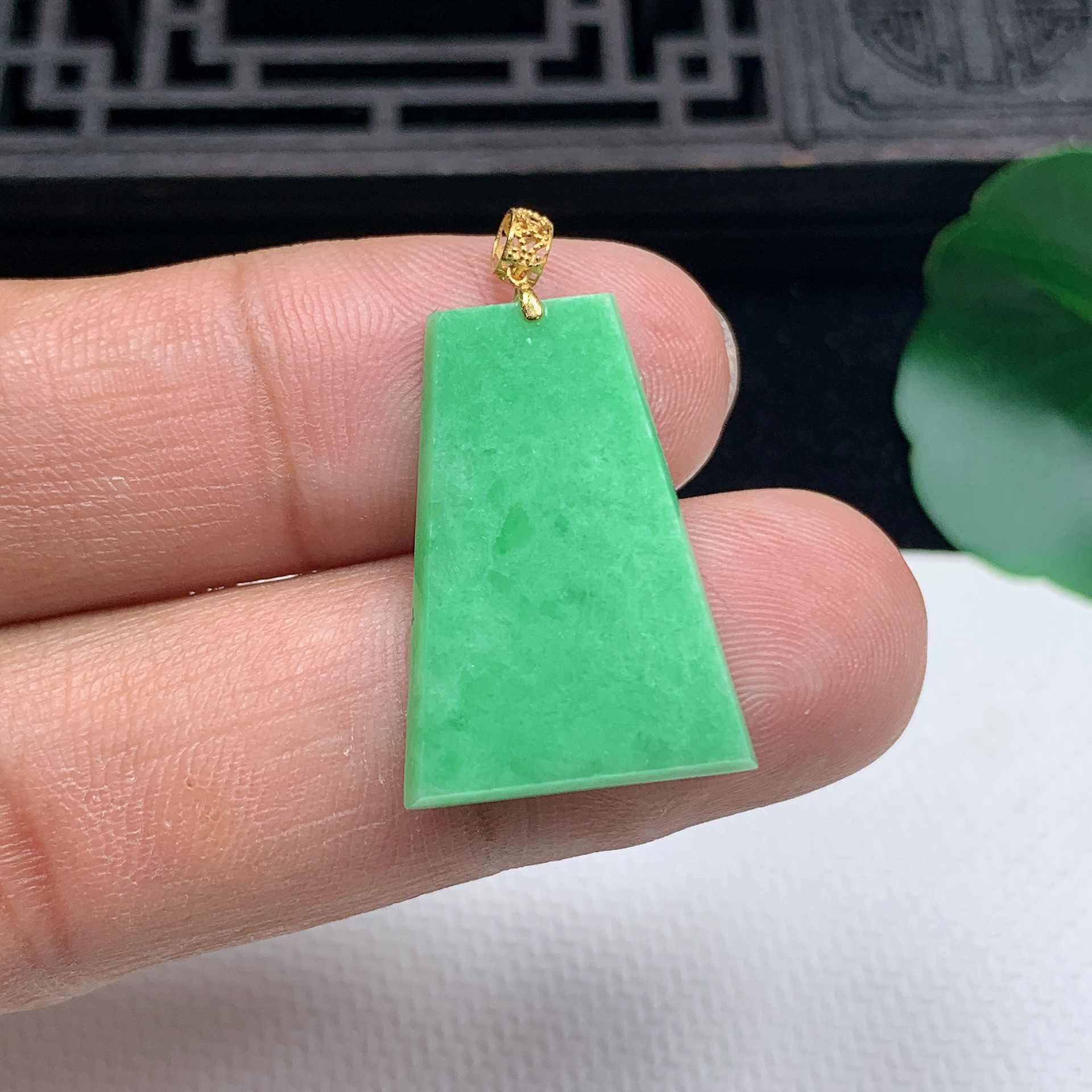 缅甸天然翡翠A货18K金扣飘阳绿素面牌吊坠尺寸25.3*17.7*2.2mm