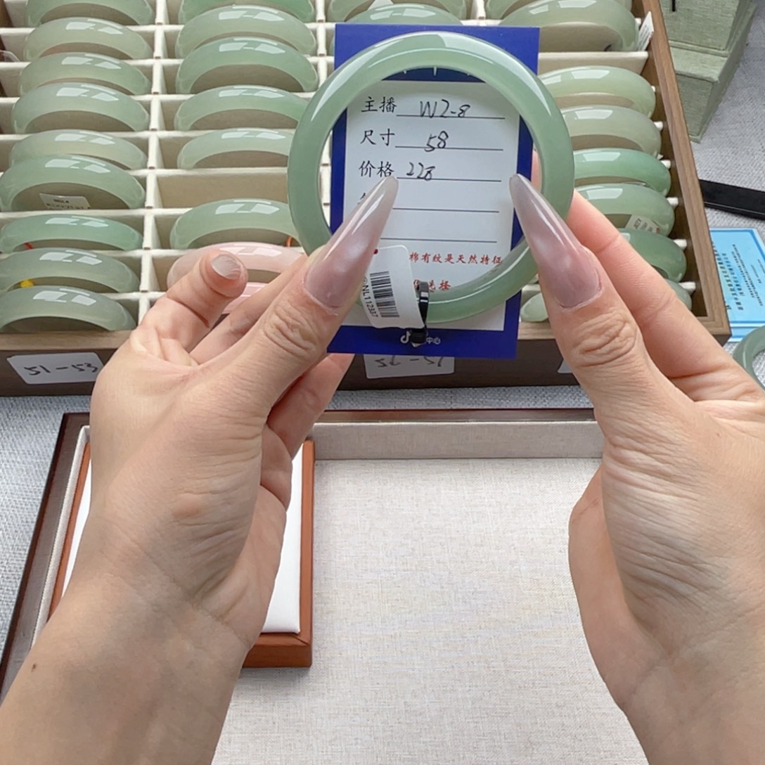 E***'石英岩玉未镶嵌手镯