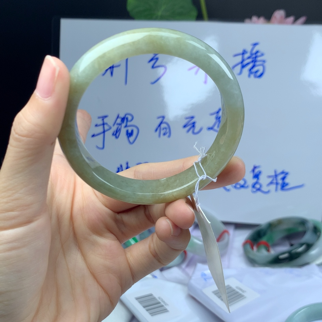 翡翠手镯未镶嵌正圈