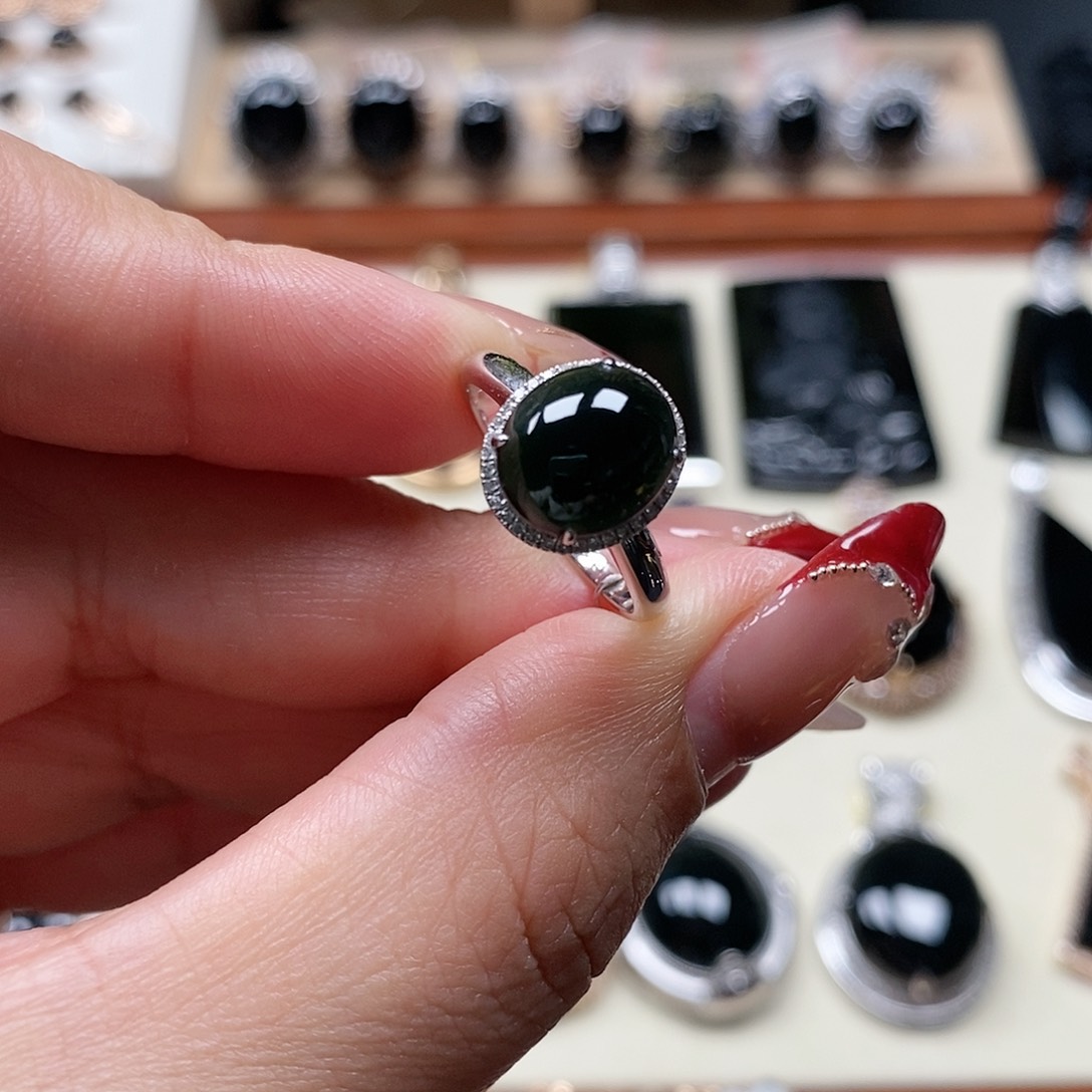 翡翠戒指18K金镶嵌墨翠