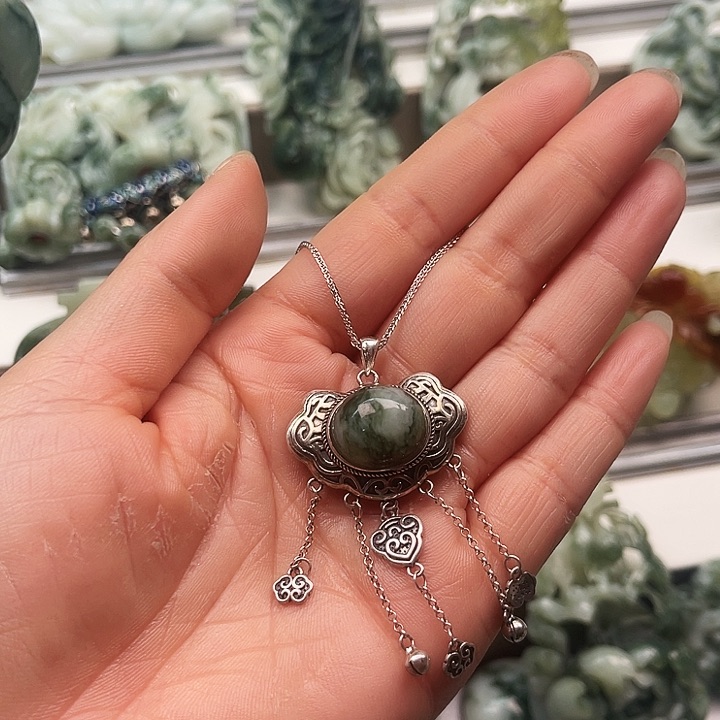 透闪石-蛇纹石玉颈饰未镶嵌