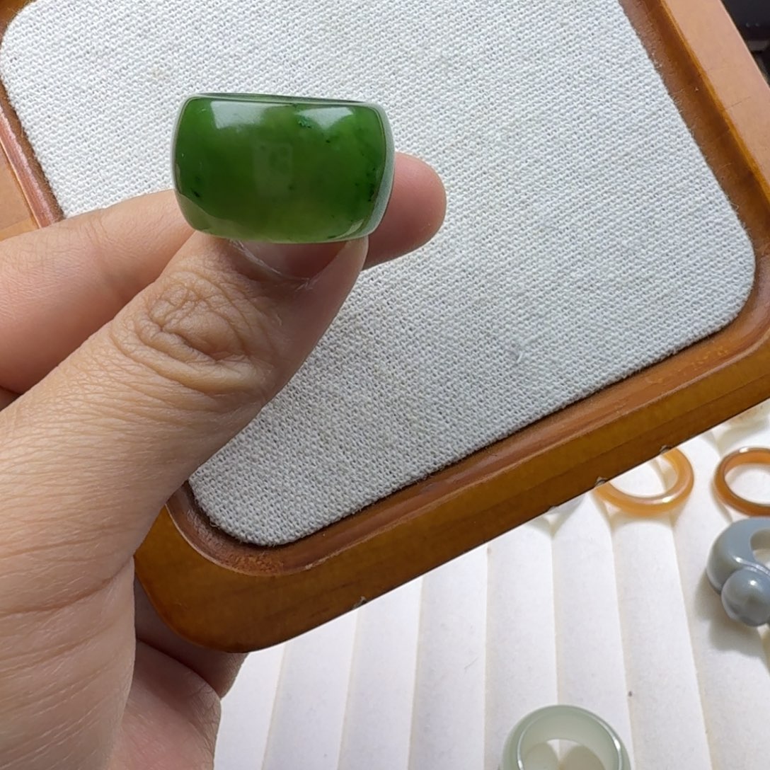 山***山和田玉未镶嵌戒指