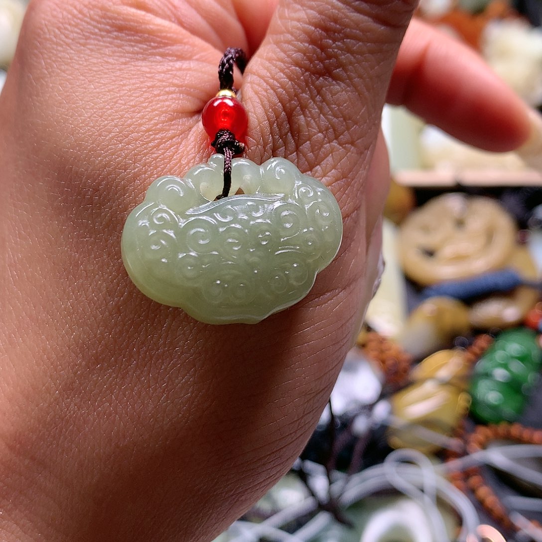 和田玉吊坠未镶嵌沁**水