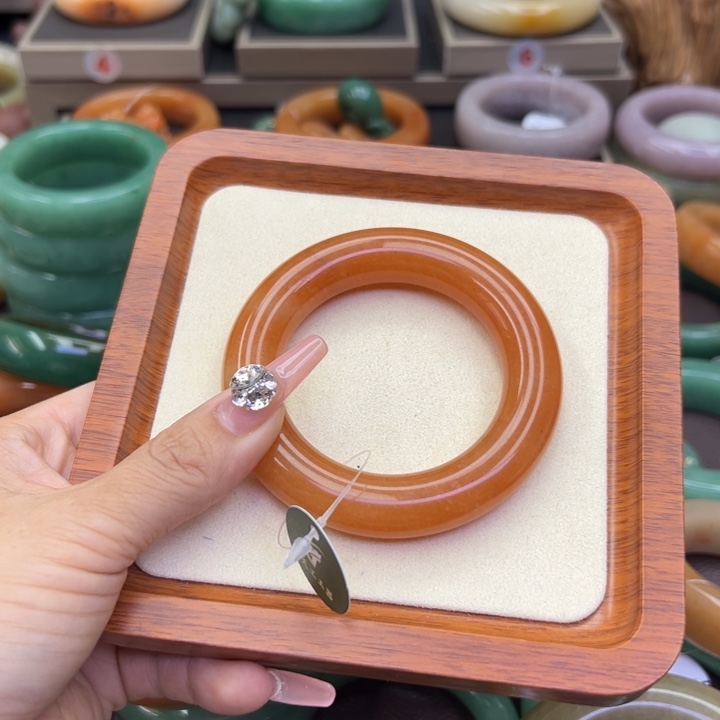 石英质玉手镯未镶嵌R****?