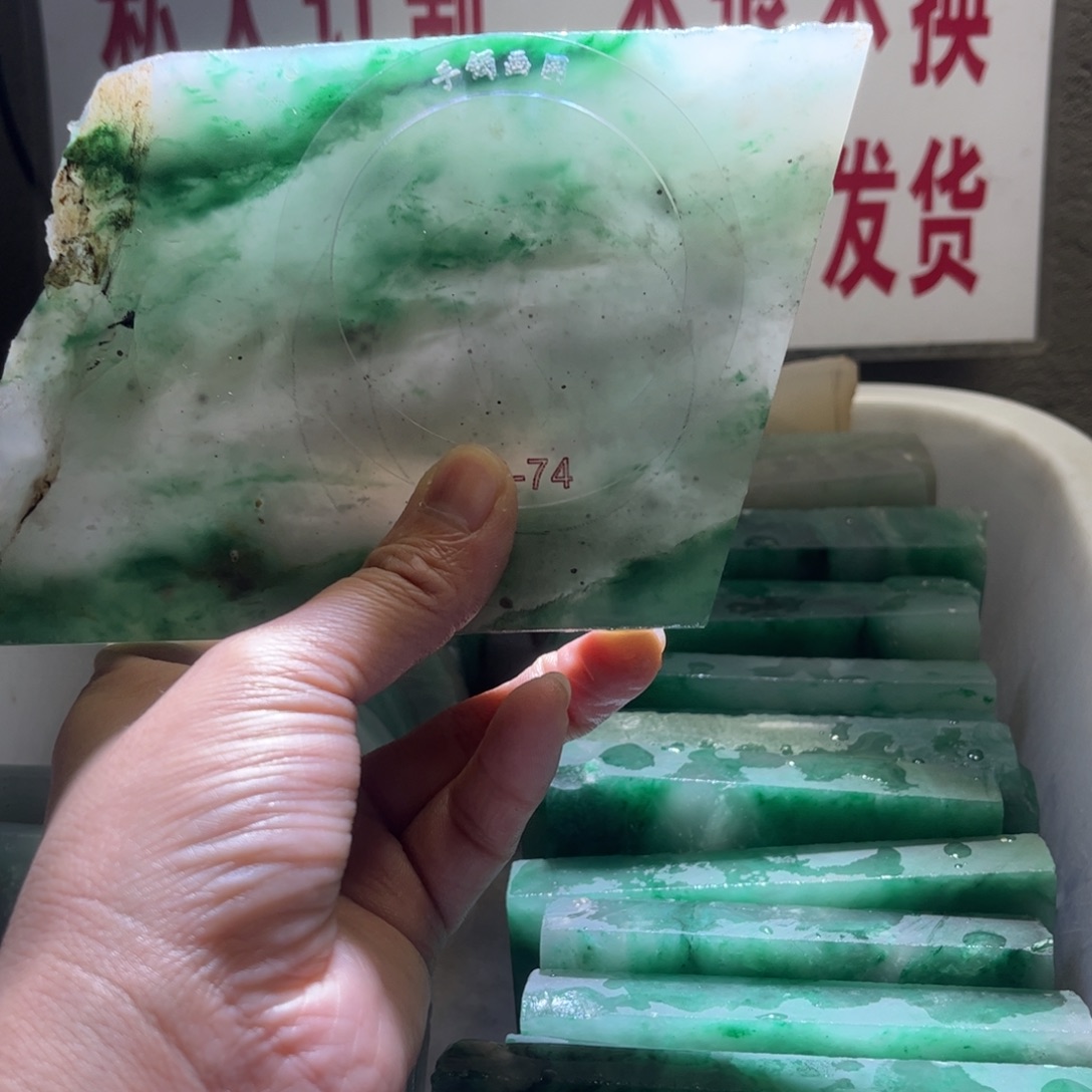 灵***玲定制石英质玉（非洲翠）