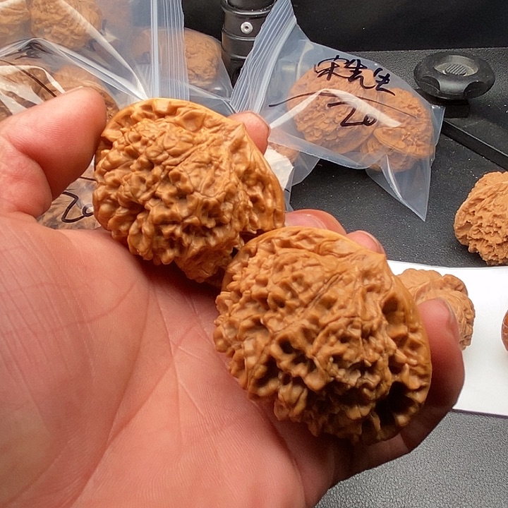 文玩核桃吊坠一**常55官帽