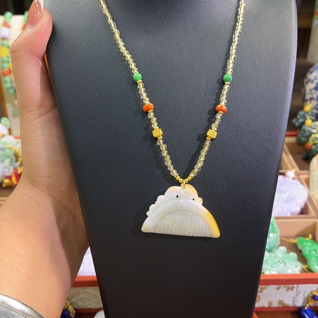 翡翠未镶嵌颈饰炸