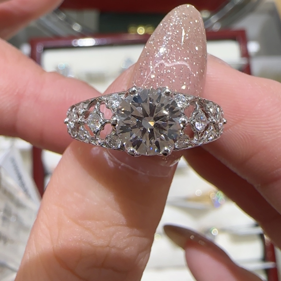 18K金镶嵌实验室培育钻石布布戒指1卡igi双证