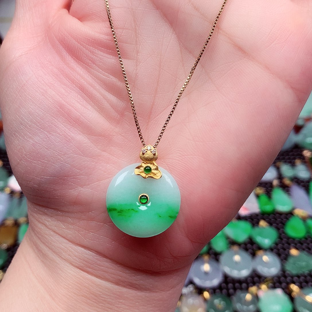 翡翠18K金镶嵌颈饰