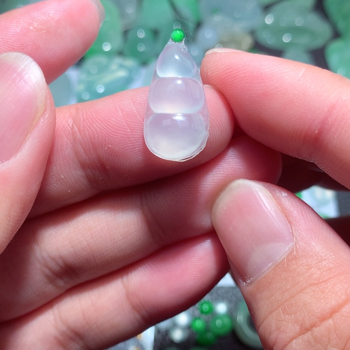 翡翠颈饰未镶嵌四季豆