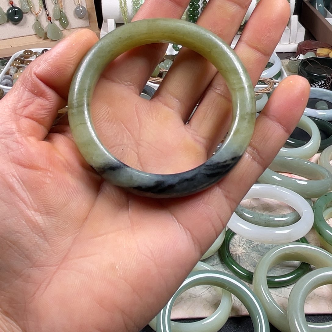 和田玉未镶嵌手镯57.8圈口和田玉青花手镯未镶嵌有裂