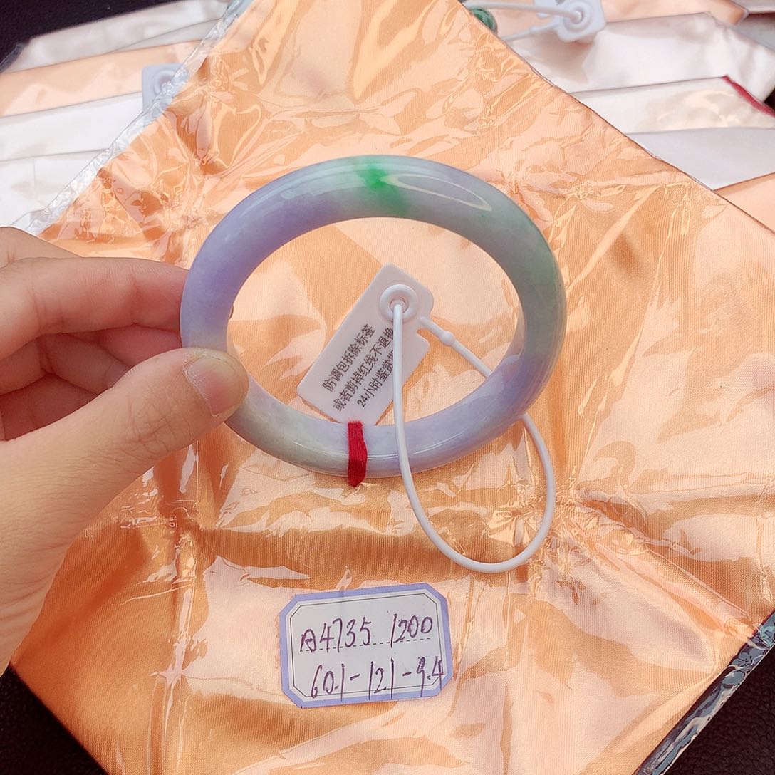 翡翠手镯未镶嵌翡翠