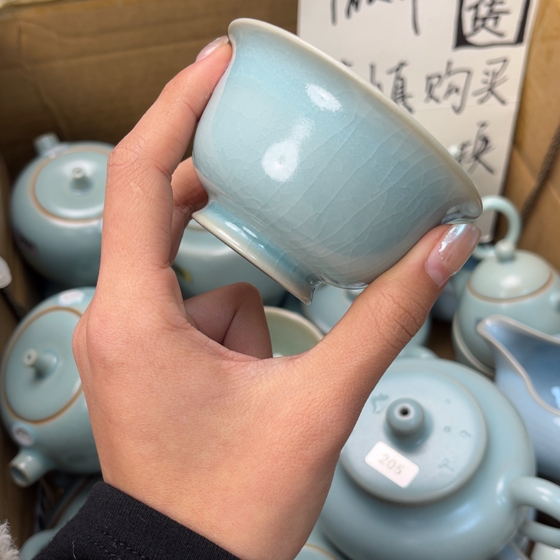 摆件陶轻****)两只釉水不均微瑕