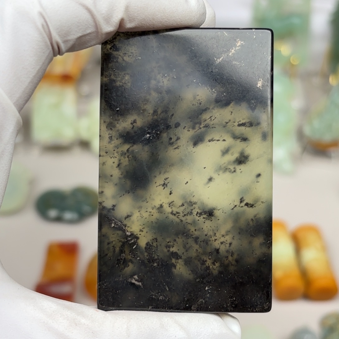 蛇纹石玉颈饰未镶嵌