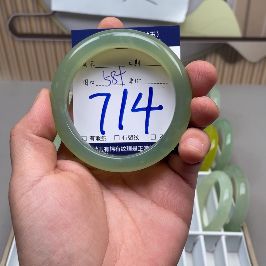 岫玉手镯手镯未镶嵌