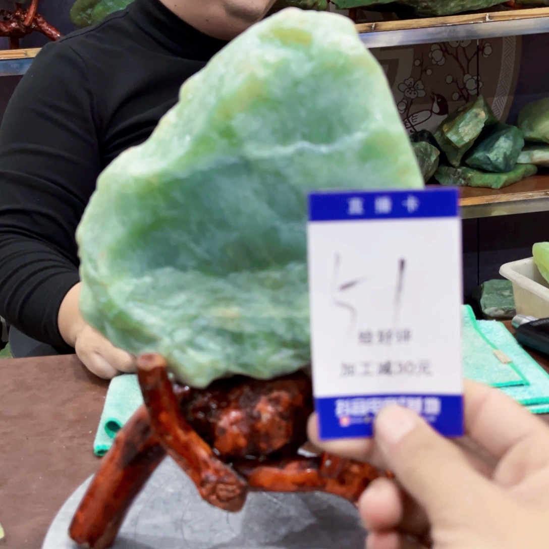 蛇纹石玉原石未镶嵌?