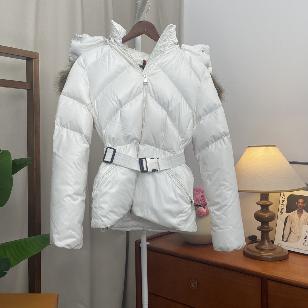 95新 MONCLER 青奢荟/1码/蒙口白收腰短款羽绒服毛领外套///89704
