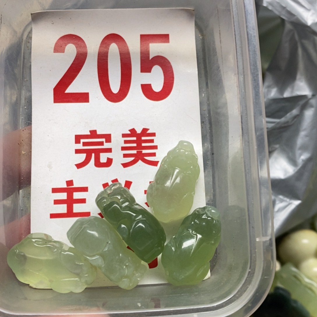 蛇纹石玉挂坠未镶嵌